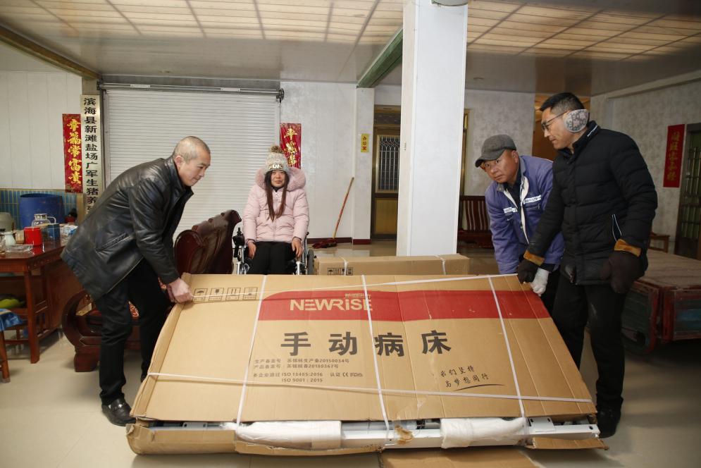 新滩盐场为社区残疾人赠送辅助用具.jpg