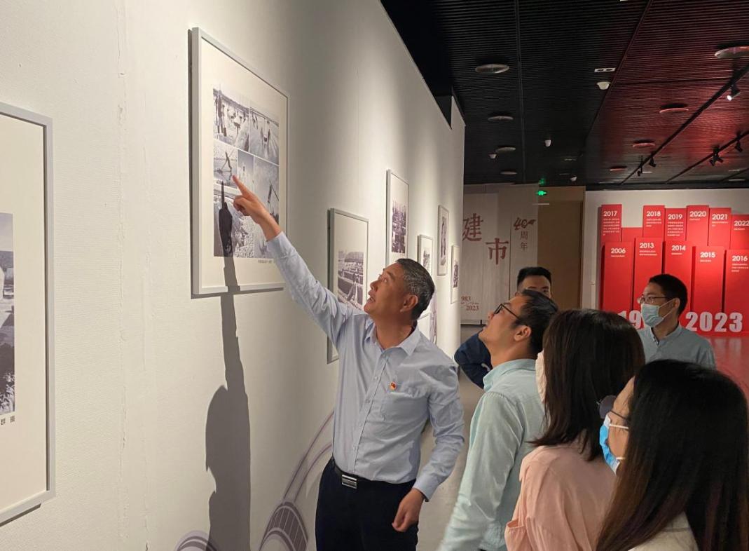 集团组织参观黄石建市四十周年图片展2.jpg