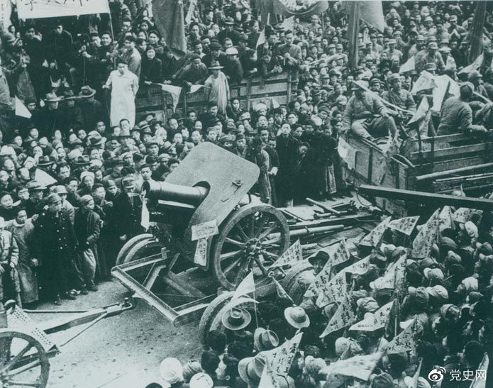 1949年12月，，，，，，成都解放。。。。。。图为人民人民夹路欢迎解放军。。。。。。